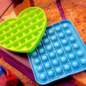 2 popits 1. Green heart popit and 1. Blue square popit